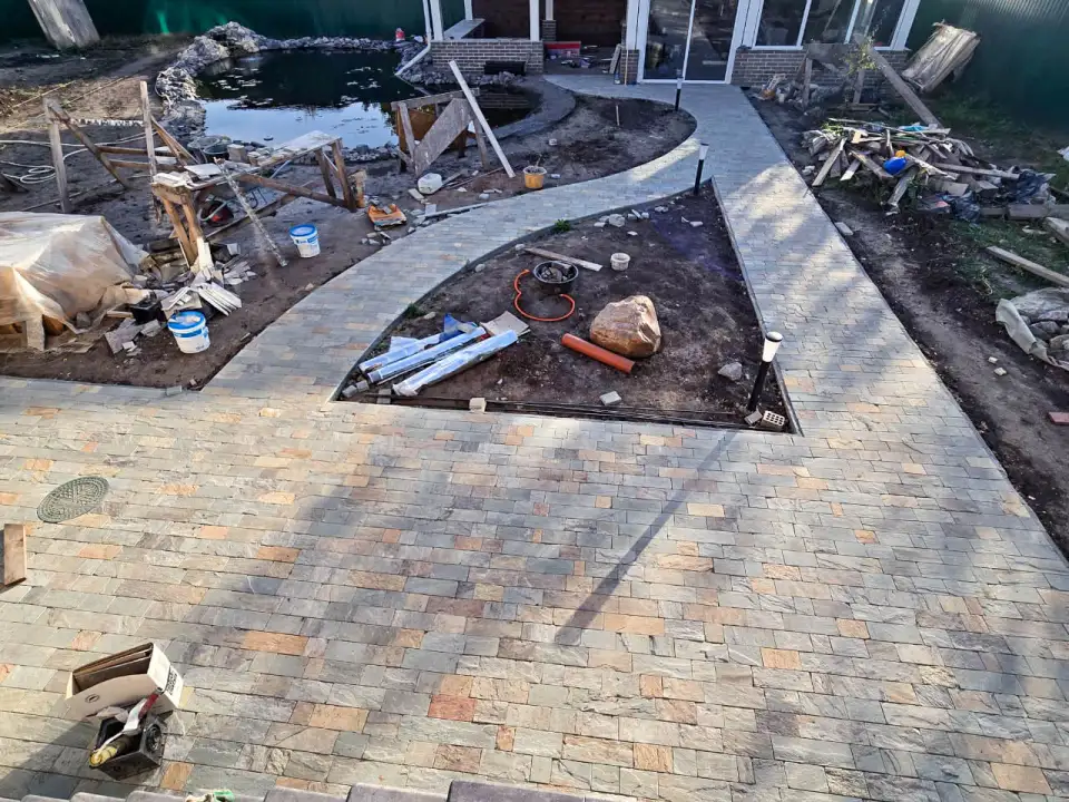 брусчатка из серо-зелёного златолита для мощения в наличии от производителя